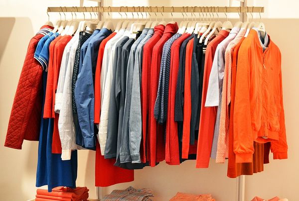 Zakup bluzy męskiej w sklepie z odzieżą używaną - na co zwrócić uwagę?