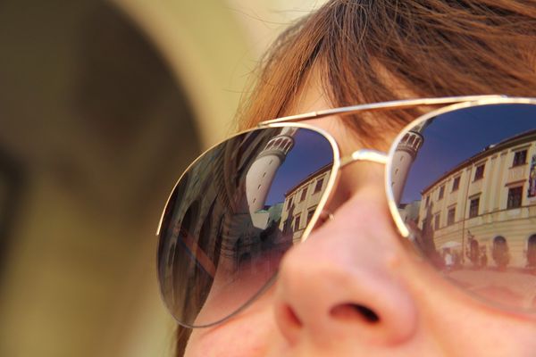 Protekcja i styl w jednym - sekrety wyboru idealnych okularów przeciwsłonecznych