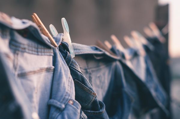 Eko moda coraz bardziej na topie - w co warto zainwestować w sklepach z odzieżą używaną?